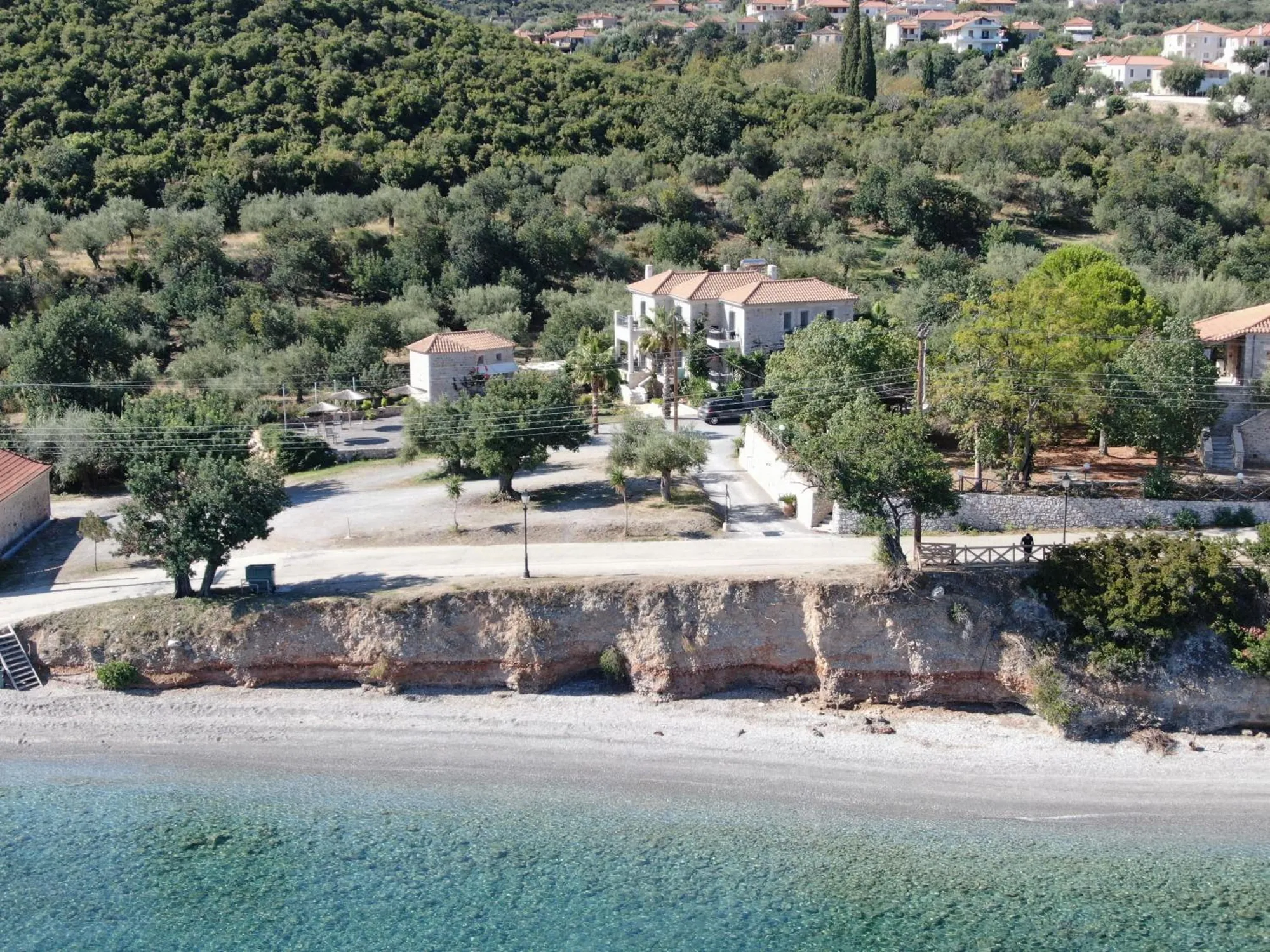 Ο ξενώνας και η παραλία από ψηλά